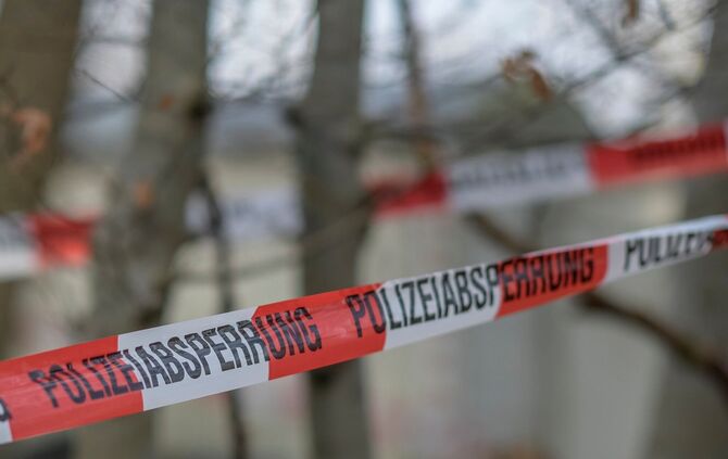 Bei dem Toten fanden die Beamten einen Ausweis. (Symbolbild)