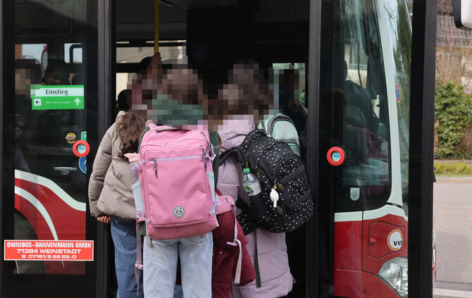 Voller Bus am Salier-Schulzentrum: Eltern berichten davon, dass ihre Kinder regelmäßig nicht mitgenommen werden.