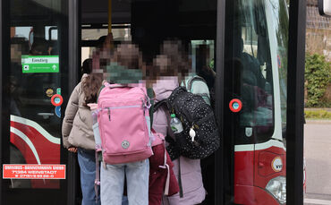 Voller Bus am Salier-Schulzentrum: Eltern berichten davon, dass ihre Kinder regelmäßig nicht mitgenommen werden.
