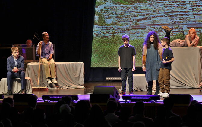 120 Schüler der Friedensschule haben gemeinsam im Bürgerzentrum "Momo und das Geheimnis der Zeit" als Musical aufgeführt.