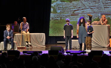 120 Schüler der Friedensschule haben gemeinsam im Bürgerzentrum "Momo und das Geheimnis der Zeit" als Musical aufgeführt.