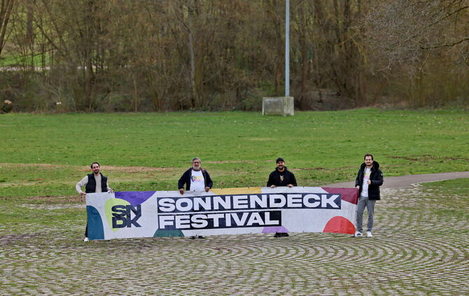 Stefan Saltikiotis, Christos Saltikiotis, Ajdin Rizov, Ergün Yogurtcu (v.l.) auf der Festwiese, wo in vier Monaten das Festival