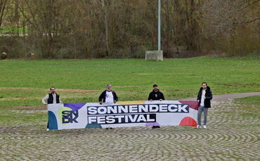 Stefan Saltikiotis, Christos Saltikiotis, Ajdin Rizov, Ergün Yogurtcu (v.l.) auf der Festwiese, wo in vier Monaten das Festival