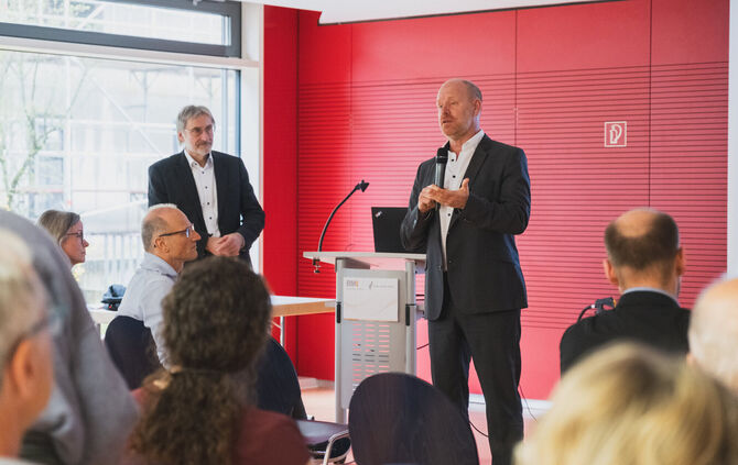 Zu Gast bei einer Rückenschmerz-Fachveranstaltung am Schorndorfer Krankenhaus: Prof. Dr. Gert Krischak (am Rednerpult). Links im