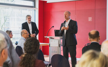 Zu Gast bei einer Rückenschmerz-Fachveranstaltung am Schorndorfer Krankenhaus: Prof. Dr. Gert Krischak (am Rednerpult). Links im