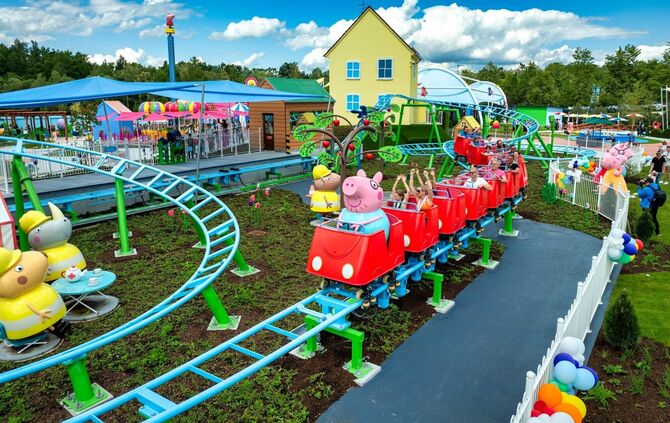 Kleine Peppa-Fans können sich auf eine Fahrt in Papa Wutz rotem Familienauto freuen.