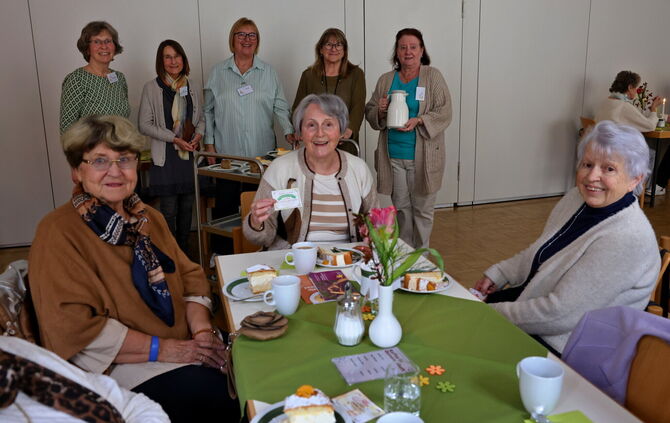 Das Organisationsteam (hinten) freut sich über die Besucher, die zum Angebot "Kaffee in Gemeinschaft" erscheinen.