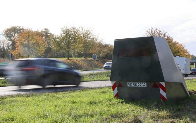 Ein mobiler Blitzer-Anhänger wurde am Wochenende (14.3./15.3.) mit Farbe beschmiert. (Symbolfoto)