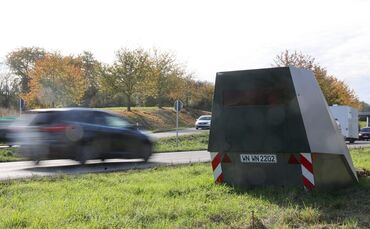 Ein mobiler Blitzer-Anhänger wurde am Wochenende (14.3./15.3.) mit Farbe beschmiert. (Symbolfoto)