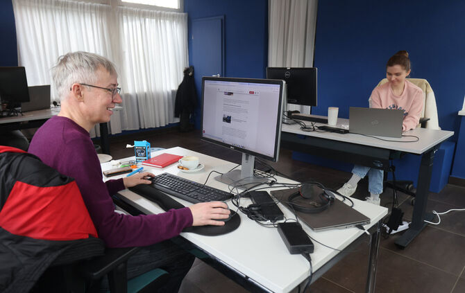 Die Redaktionsmitglieder Patricia Fels und Bernd Klopfer in der frisch eingerichteten Pop-up-Redaktion im Limbo.