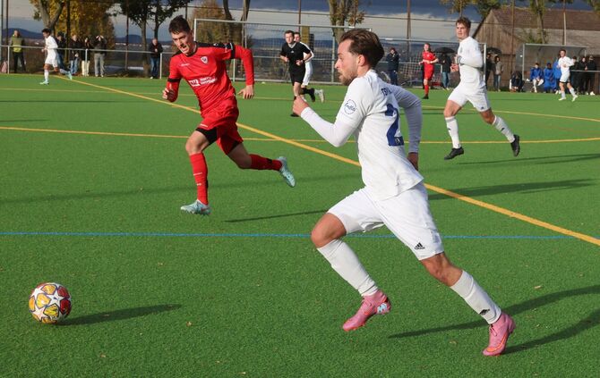Alessandro Fazio und der TSV Schmiden (in Weiß) wollen wieder ins Halbfinale des Bezirkspokals.