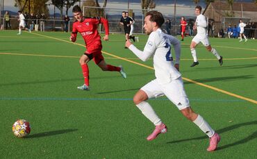 Alessandro Fazio und der TSV Schmiden (in Weiß) wollen wieder ins Halbfinale des Bezirkspokals.
