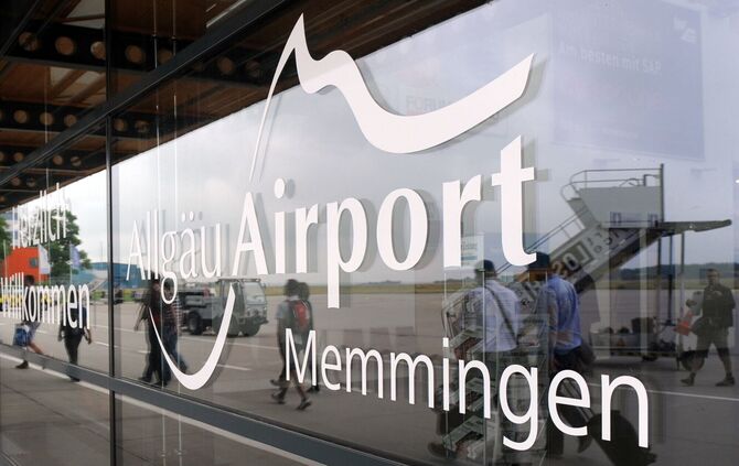 Mehrere hundert Menschen wurden aus dem Terminal herausgeführt. (Symbolbild)