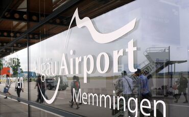 Mehrere hundert Menschen wurden aus dem Terminal herausgeführt. (Symbolbild)