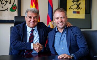 Joan Laporta (l) schwärmt von Hansi Flick (r). (Archivbild)