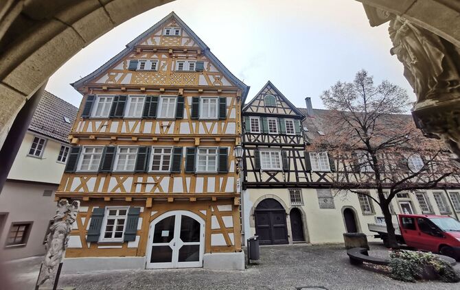Die malerische Kulisse am Kirchplatz trügt: Die beiden Fachwerkgebäude, in denen sind das Stadtmuseum befindet, sind marode und