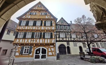 Die malerische Kulisse am Kirchplatz trügt: Die beiden Fachwerkgebäude, in denen sind das Stadtmuseum befindet, sind marode und 