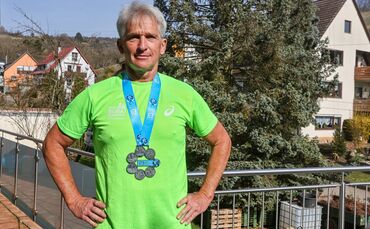 Gerhard Redmann lief mit 53 Jahren seinen ersten Marathon. Knieprobleme hat er keine. Heute, mit 62 Jahren läuft er noch immer.