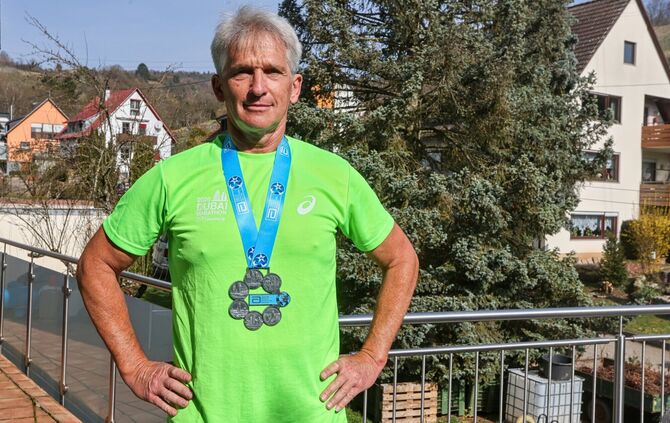 Gerhard Redmann lief mit 53 Jahren seinen ersten Marathon. Knieprobleme hat er keine. Heute, mit 62 Jahren läuft er noch immer.