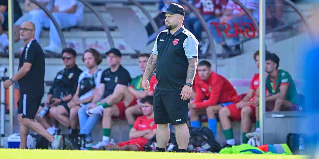 Der SV Fellbach um Trainer Nicos Gountoulas spielt eine gute Saison – und muss trotzdem um die Ligazugehörigkeit bangen.