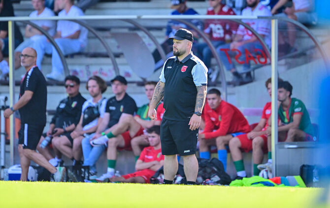 Der SV Fellbach um Trainer Nicos Gountoulas spielt eine gute Saison – und muss trotzdem um die Ligazugehörigkeit bangen.