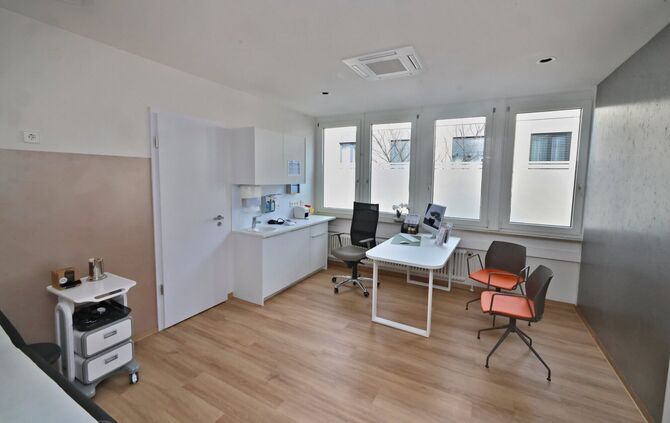 Die Hausarztpraxis versorgt bei akuten Beschwerden neben Erwachsenen auch Kinder, die keinen Kinderarzt haben.