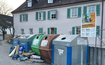 Restmüll wie Teppiche, Bretter, Säcke mit Unrat landen immer wieder an den Standorten für Recycling-Container. Hier am Haus der 