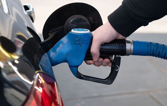 Mehrheit skeptisch bei Regel gegen steigende Spritpreise