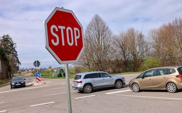 Die Stopp-Schilder an der Goldboden-Kreuzung wurden wegen der Unfallzahlen aufgestellt.