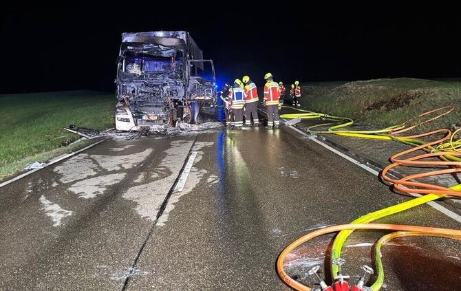 Die Feuerwehr löschte den Lkw (Symbolfoto).