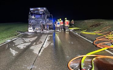 Die Feuerwehr löschte den Lkw (Symbolfoto).
