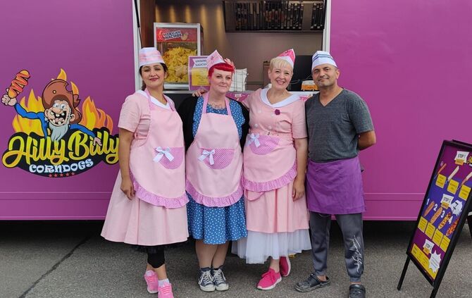 Zainab Shah (links) und Aonul Hassan (rechts) mit zwei Mitarbeiterinnen im Rockabilly-Stil. So kleidet sich das Team allerdings