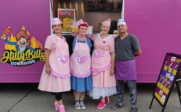 Zainab Shah (links) und Aonul Hassan (rechts) mit zwei Mitarbeiterinnen im Rockabilly-Stil. So kleidet sich das Team allerdings 