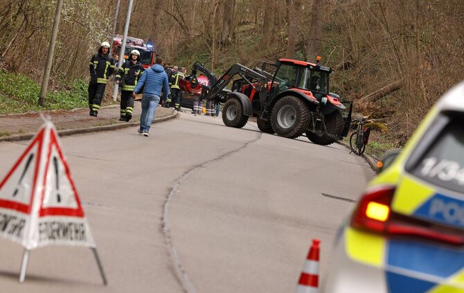 Bergungsarbeiten nach dem tödlichen Baumsturz auf der Klinglestalstraße in Waiblingen-Neustadt am Dienstag (12.03.2026).