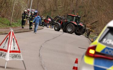 Bergungsarbeiten nach dem tödlichen Baumsturz auf der Klinglestalstraße in Waiblingen-Neustadt am Dienstag (12.03.2026).