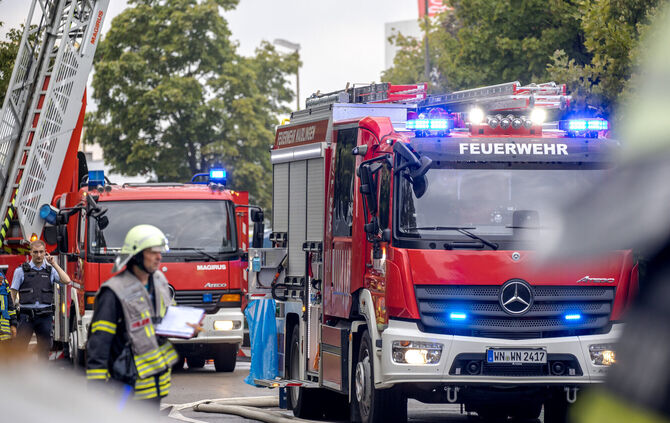 Mehr als 24 Stunden war die Waiblinger Wehr im Jahr 2025 mit den Löscharbeiten eines Brandes in einer Autowerkstatt im Eisental