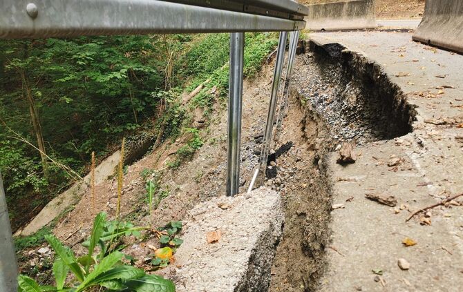 Beim Hochwasser im Juni 2024 wurde die Kreisstraße stark beschädigt. (Archivbild)