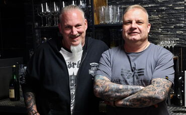 Michael Rapp (links) und Thomas Schurr in Yasmins kleiner Kneipe, dem inoffiziellen Headquarter des Festivals.