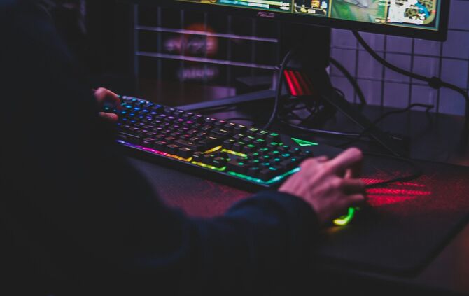 Hendrik, Leiter einer Selbsthilfegruppe für Mediensucht in Stuttgart, teilt seine Erfahrungen mit Mediensucht.