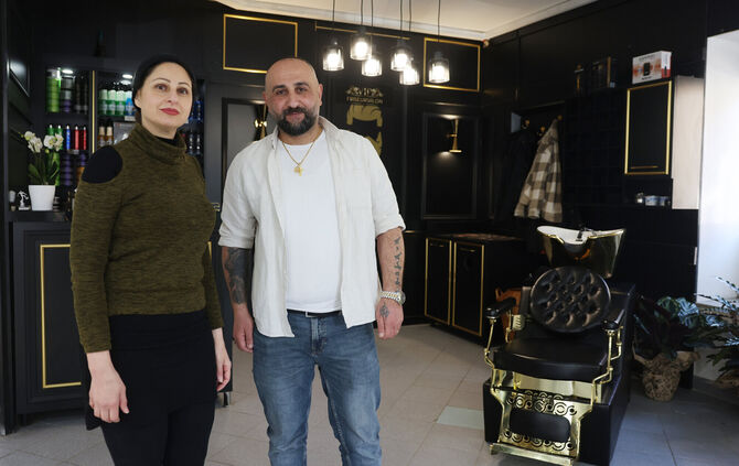 Ashour Karimo (r.) hat den neuen Friseur-Laden "VIP" in Remshalden eröffnet. Er und seine Mitarbeiterin Adele Babaiwy freuen sic