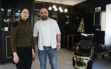 Ashour Karimo (r.) hat den neuen Friseur-Laden "VIP" in Remshalden eröffnet. Er und seine Mitarbeiterin Adele Babaiwy freuen sic