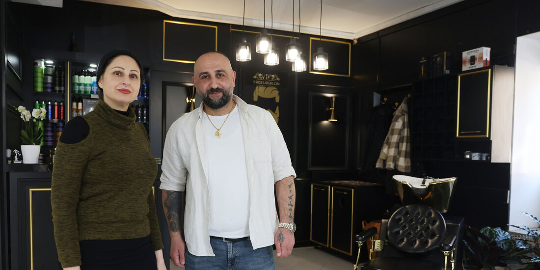 Ashour Karimo (r.) hat den neuen Friseur-Laden "VIP" in Remshalden eröffnet. Er und seine Mitarbeiterin Adele Babaiwy freuen sic