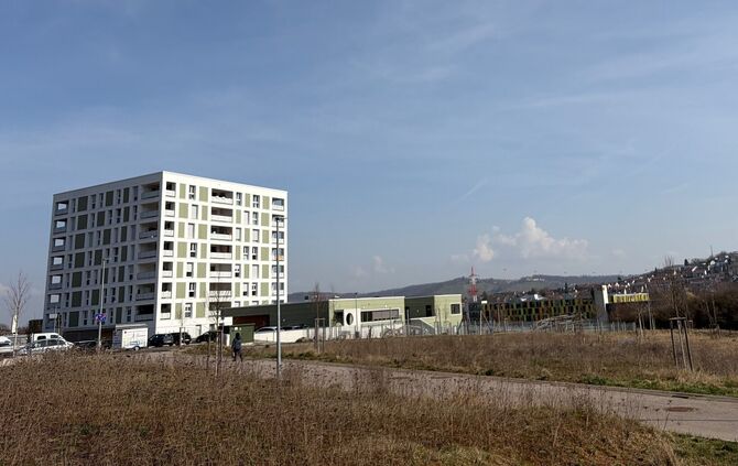 Links das Wohnhaus der Stadt samt Kita am Douglasienweg. Rundherum: viel bebaubare Fläche im Quartier "Körnle-Erweiterung". Im H
