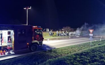 Feuerwehr löscht ein brennendes Auto an der L1127.