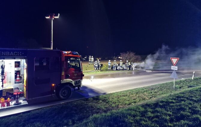 Feuerwehr löscht ein brennendes Auto an der L1127.