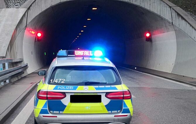Ein liegen gebliebenes Auto im Leutenbach-Tunnel behindert den Verkehr. (Symbolfoto)