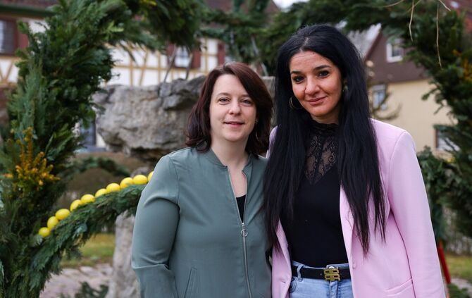 Die Organisatorinnen Melanie Pillkahn und Baetrice Massari vor dem frisch dekorierten Frühlingsbrunnen in Steinenberg.