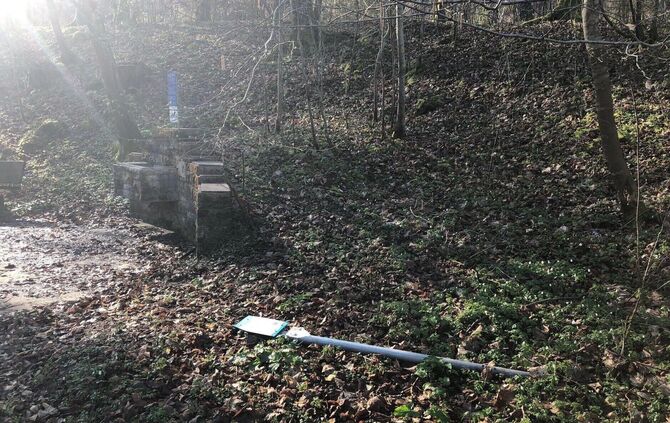 Kneipp-Anlage Aichenbach: Wo sonst eine ruhige Idylle herrscht, scheinen Vandalen unterwegs gewesen zu sein.