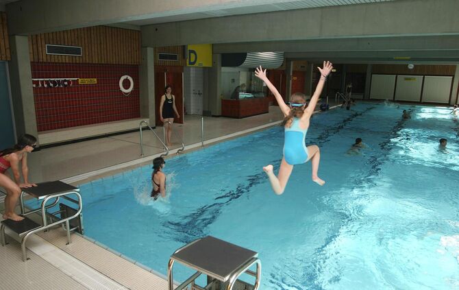 Schwimmunterricht im Hegnacher Hallenbad (Archivbild).