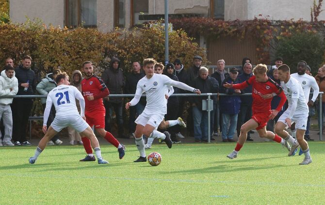 Der TSV Schmiden (in Weiß, hier in der Liga gegen Allmersbach) steht im Bezirkspokal-Halbfinale. Oliver Bach (Mitte) erzielte de